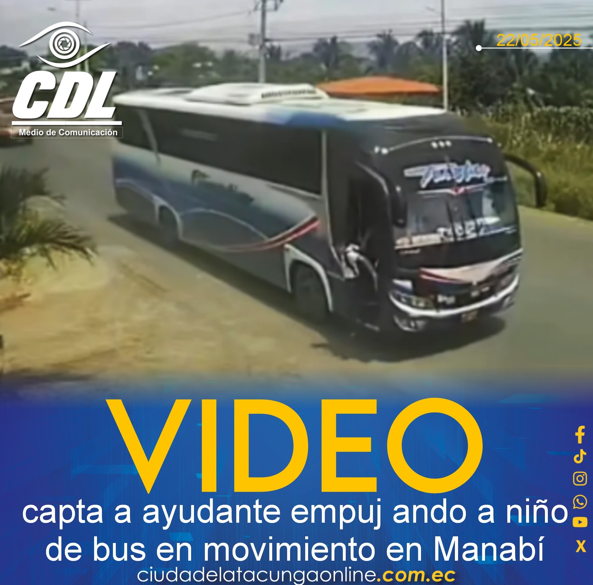 Video capta a ayudante empuj ando a niño de bus en movimiento en Manabí