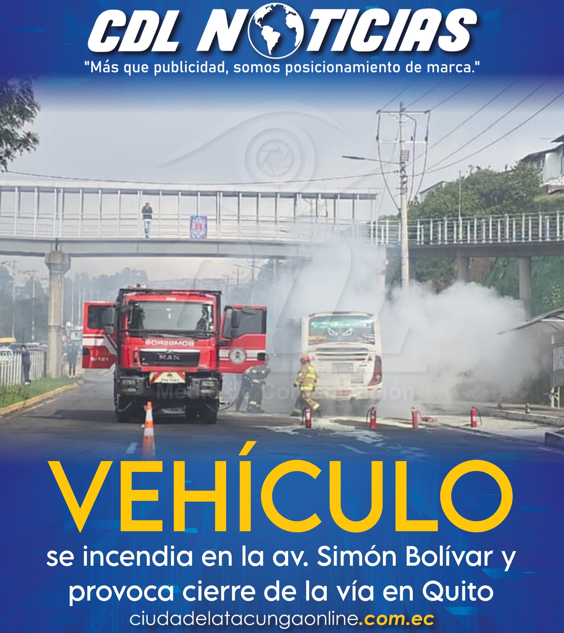 Vehículo se incendia en la av. Simón Bolívar y provoca cierre de la vía en Quito